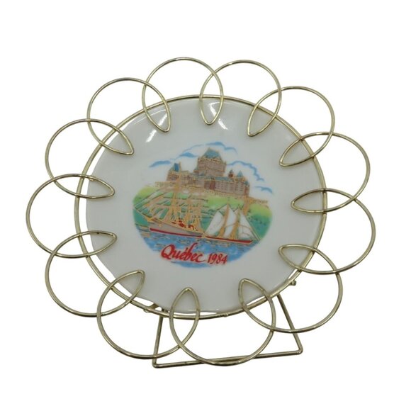 QUEBEC Canada 1984 Souvenir Plate with Metal Holder Made in Japan 80s Vintage - Picture 1 of 8